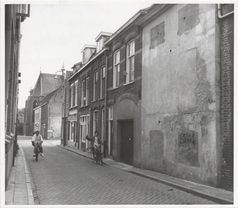 M 1860 De pakhuizen in de Kerkstraat in bijzonder slechte staat. De vraag was of deze pakhuizen op korte termijn ...