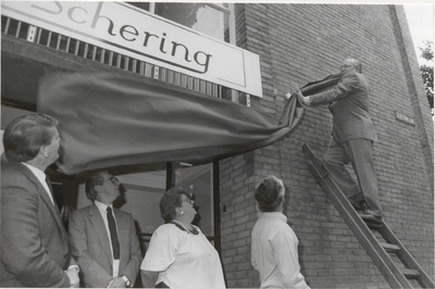 M 1884 Dhr. Roel Zoetekouw onthult de naam van het nieuwe F.N.V. gebouw De Schering aan de Scheeringlaan. Het vroegere ...