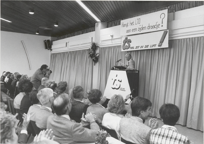 M 1897 In de nieuwe aula van de Lagere Technische School verricht directeur-generaal, drs. S. van Eijndhoven, de ...