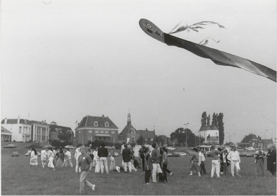 M 1898 Leerlingen van de cursus MDGO-AW van de Elisabeth Ter Braak Vietorschool organiseren op de Nieuwe Kade onder het ...