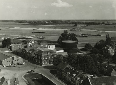M 190 Luchtfoto van Tiel. Deze foto laat o.a. zien: het Arbeidsbureau, gasfabriek Gelders Rivierengebied, het Tielse ...