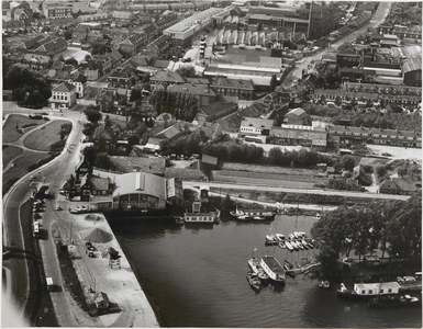 M 191 Luchtfoto van Tiel. De N.V. Daalderop in het midden boven, en de Mij. De Betuwe, rechtsboven. Rechtsonder de ...