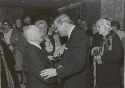 M 1914 In de Cecilienhof houden de Tielse huisarts W. Lubbers (64) en zijn echtgenote een afscheidsbijeenkomst. De ...