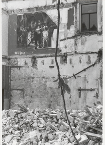 M 1917 Reproductie van het schilderij De Nachtwacht in het afgebroken pand Opwaarts , gelegen aan de Sint Walburgstraat
