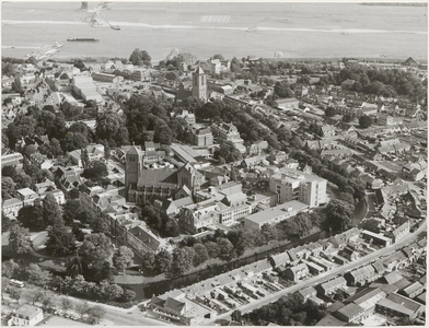 M 194 Luchtfoto van Tiel. Boven in het midden de St.- Maartenskerk, met daarachter het Gerechtsgebouw. Linksboven de ...