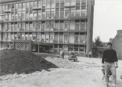 M 1940 Aanleg van de bestrating voor het flatgebouw Sint Andreashage, gelegen aan de Andreashof