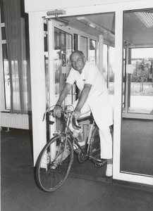 M 1949 Orthopedisch chirurg dhr. Werner Pulles. In zijn vrije tijd is dokter Pulles een wielerfanaat