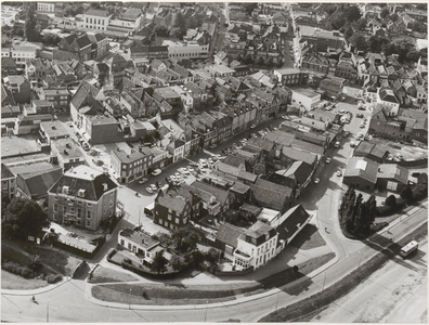 M 195 Luchtfoto van Tiel. Onder de Waalstraat. In het midden het Plein. Rechts de Zoutkeetstraat. Linksonder de Groote ...