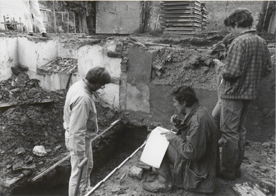M 1953 Leden van de Archeologische Werkgroep Tiel hebben de afgelopen twee weken, bij opgravingen op een terrein aan de ...