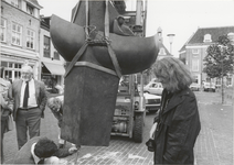 M 1958 Op het Plein wordt een in brons gegoten gipsen beeld met een gewicht van 600 à 800 kilo geplaatst. De Burense ...