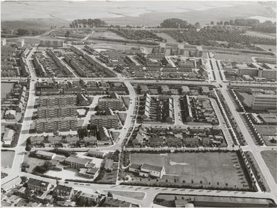 M 196 Luchtfoto van Tiel. Boven het midden de Nieuwe Tielseweg. Rechtsboven het midden het bejaardentehuis Westlede. ...