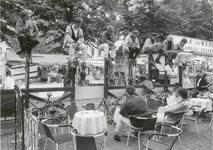 M 1961 Vijf heren en twee dames zijn donderdagmiddag om drie uur begonnen op de Groenmarkt met paalzitten. Ze proberen ...