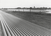 M 1962 Aan de Wamelse kant van de Waal is PGEM begonnen met de aanleg van de 150 kilometer KVPGEM-lijn. Via het ...