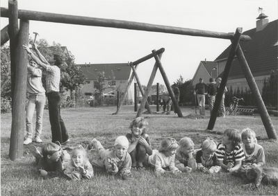 M 1964 Bewoners van Gerestein, een deel van de wijk Drumpt, leggen zelf een speelplaats aan voor amper fl. 3500.-. Dit ...