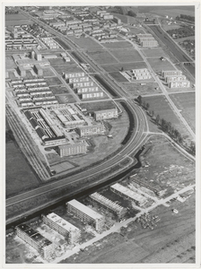 M 197 Luchtfoto van Tiel. In het midden ligt de Nieuwe Tielse weg. Links de Tielerwaardlaan. Rechts de Wadenoijenlaan, ...