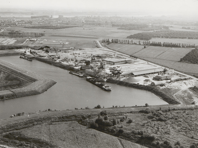 M 198 Luchtfoto van Tiel. Het industrieterrein gelegen aan het Amsterdam-Rijnkanaal met de insteekhaven en Betuwe-Beton