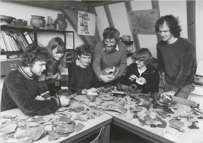 M 1985 Sinds 1978 kent Tiel een Archeologische werkgroep, onderdeel van de Vereniging Oudheidkamer voor Tiel en omstreken