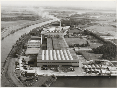 M 199 Luchtfoto van Tiel. De glasfabriek De Maas met daarachter de A 15. Onder de insteekhaven bij het ...