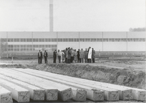 M 1990 Start bouw nieuw bedrijf nabij glasfabriek De Maas . Een groep genodigden is getuige van de start van de bouw ...