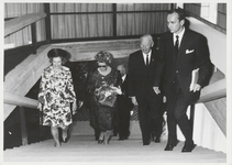M 1994 De opening van de schouwburg Agnietenhof door de Commissaris van de Koningin in Gelderland: dhr. Bloemers. Van ...