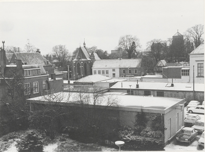 M 1999 Links uit het midden de Sint Ceciliakapel en rechts de Korenbeurs. Rechtsonder de parkeerplaats achter het ...