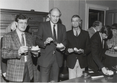 M 2009 De wielerclub de Batauwers onthaalt de Tielse gemeenteraadsleden op koffie met gebak. De wielerclub toont ...