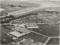 M 201 Luchtfoto van Tiel. Links de Prins Bernhardsluis. Rechts- en linksonder en in het midden het Industrieterrein ...