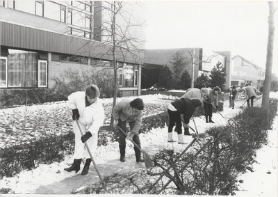 M 2011 Sneeuwruimen voor bejaardentehuis Batouwe 