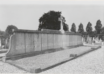 M 2016 Graven van de 14 burgers uit Wamel die gefusilleerd zijn door de Duitsers bij de coupure in 1944 op de ...