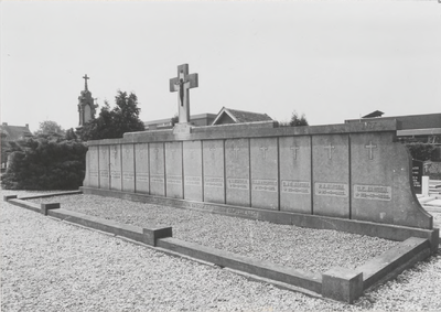 M 2017 Graven van de 14 burgers uit Wamel die gefusilleerd zijn door de Duitsers bij de coupure in 1944 op de ...