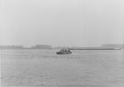 M 2037 Demonstratie amfibievoertuig op de Waal tijdens de bevrijdingsdag