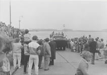M 2038 Aankomst amfibievoertuig op de veerstoep tijdens bevrijdingsdag