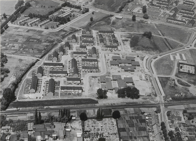M 207 Luchtfoto van Tiel. Nieuwbouw in Groenendaal-Westroyen, omstreeks oktober 1976. Geheel rechts de Gemeentelijke ...
