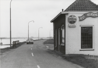 M 2071 Het karakteristieke pand aan de Ophemertsedijk, nu bistro Belvedere, staat ook op de nominatie gesloopt te ...