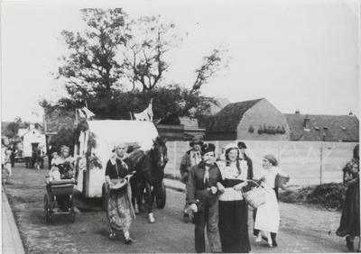 M 2082 1e bevrijdingsoptocht na de oorlog, in de J.D. van Leeuwenstraat