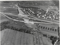 M 210 Luchtfoto van Tiel. In augustus of september 1977 zal de nieuwe aansluiting van Tiel op Rijksweg 15 klaar kunnen ...