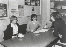M 2121 Spreekuur bureau Rechtshulp in gemeentehuis. Op de foto Miek Lindelauf (2e van links)