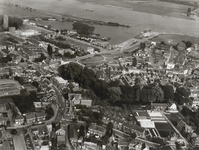 M 214 Luchtfoto van Tiel. Boven links de haven van Tiel. Geheel links de Watertoren. Rechts het Plein en het gebouw de ...