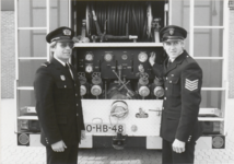 M 2141 Brandweer behaalt Nederlands kampioenschap in Heerenveen. Op de foto, links, brandweercommandant dhr. R. van der ...