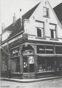 M 2148 Boekhandel van Oyen . De boekhandel is gevestigd tijdens de jaren dertig op de hoek Tolhuisstraat en de ...