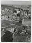 M 215 Luchtfoto van Tiel. Links boven het midden de St. Agnietenstraat, het huis waar Dr. Roosdorp woonde. Rechts onder ...