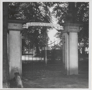 M 2151 Poorten en toegangshek begraafplaats Ter Navolging , gelegen aan de Lingedijk