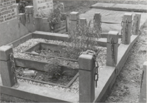 M 2152 Op de begraafplaats Ter Navolging aan de Lingedijk zijn door grafschenner(s) vernielingen aangebracht aan ...