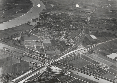 M 217 Luchtfoto van Tiel. Rijksweg 15 in aanleg. Links de Prins Bernhard Sluis. Links boven op de foto de rivier de ...