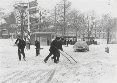 M 2181 Medewerkers Dienst Gemeentewerken ruimen sneeuw op de Burgemeester Hasselmanplein