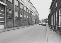 M 2185 Links op de foto het fabriekscomplex van Daalderop. Rechts oude woningen die in verband met de verbreding van de ...