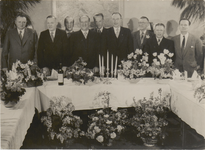 M 2197 50-jubilleum Tielsche bakkersvereniging. Op de foto het bestuur van de Tielsche bakkersvereniging. Van links ...