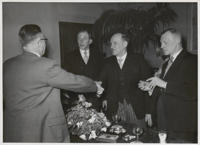 M 2199 50-jarig jubileum Tielsche bakkersvereniging. Dhr. A. Schaep feliciteert namens de Nedederlandse Bakkersbond