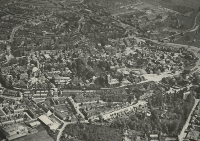 M 220 Rechts onder het midden het Bleekveld. Links onder op de foto de Metaalwarenfabriek Rio met daarnaast de ...