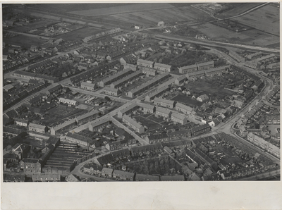 M 222 Luchtfoto van Tiel. Op de foto bovenaan de spoorlijn Tiel-Arnhem. De straat die over de spoorlijn loopt is aan de ...